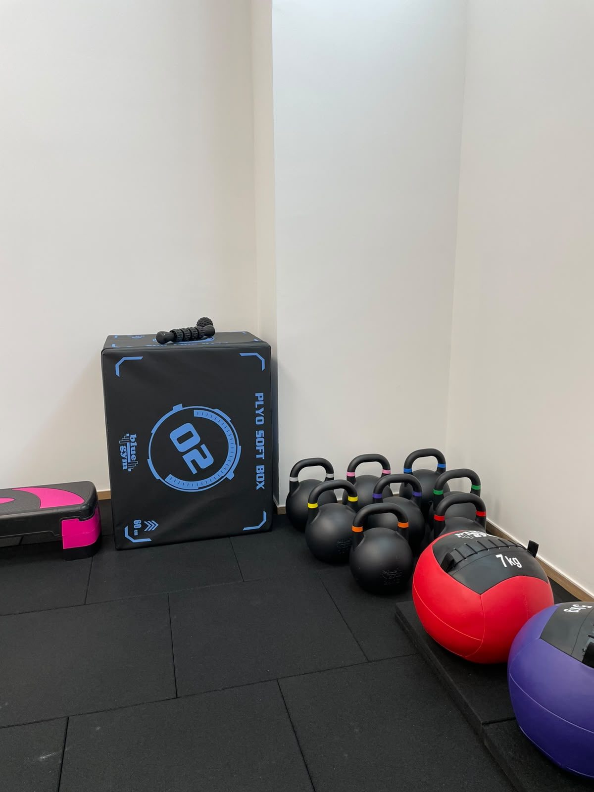 Kettlebell, wall ball e plyo box per allenamento funzionale
