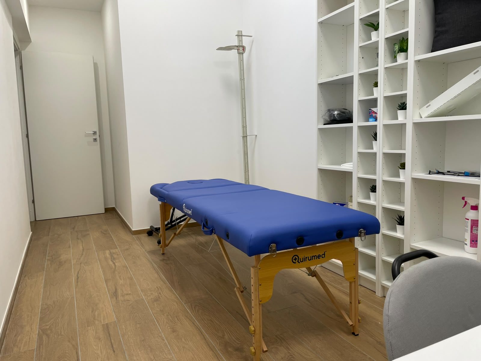 Sala trattamenti dello studio Areté a Segrate con lettino osteopatico