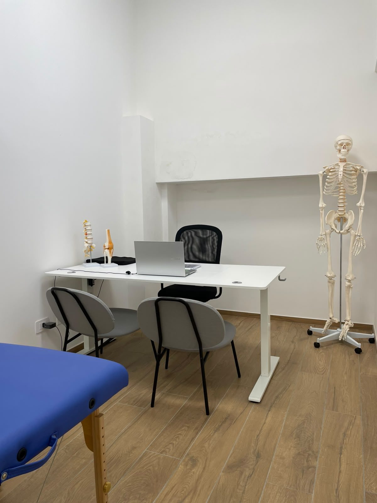 Postazione di valutazione dello studio Areté con modelli anatomici